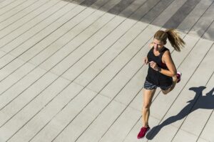 Ćwiczenia z taśmą na brzuch – efektywny trening w domu