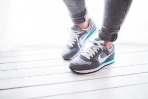 Jak wzmocnić kolana? Ćwiczenia i techniki w domu