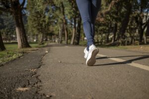 Bieganie zimą: jak zadbać o zdrowie i bezpieczeństwo podczas treningów